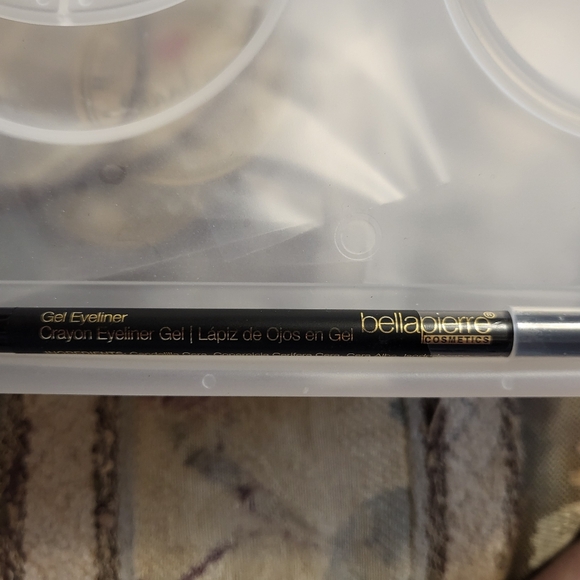 Eyeliner - Picture 1 of 2